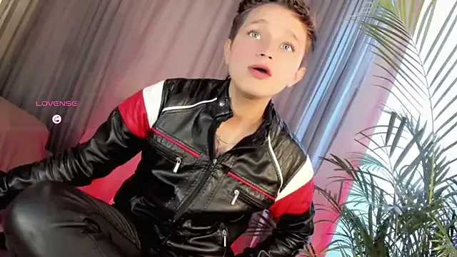 travonidas – webcam model profile photo Image 18