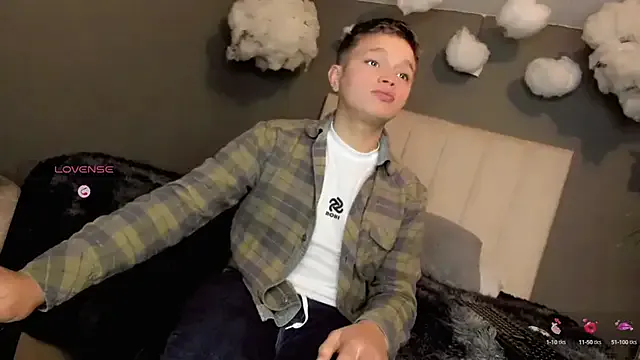 travonidas – webcam model profile photo Image 6