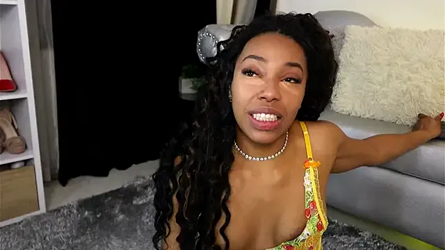 Runarunapi – webcam model profile photo Image 5