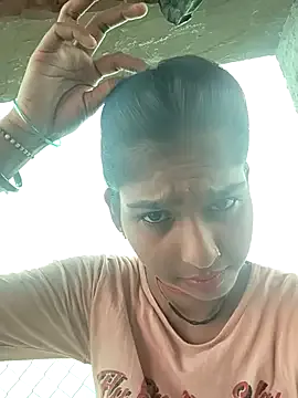 camille-w – webcam model profile photo Image 3