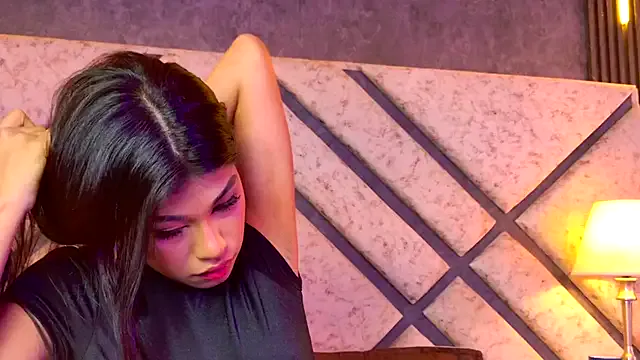 STRIP_GLOW – webcam model profile photo Image 3