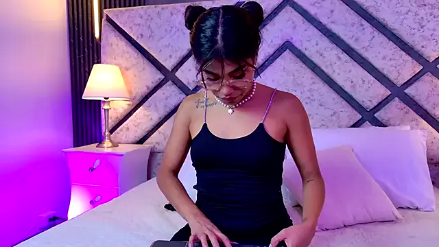 STRIP_GLOW – webcam model profile photo Image 8