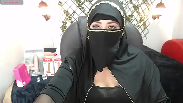 _Alicee_1 – webcam model profile photo Image 12